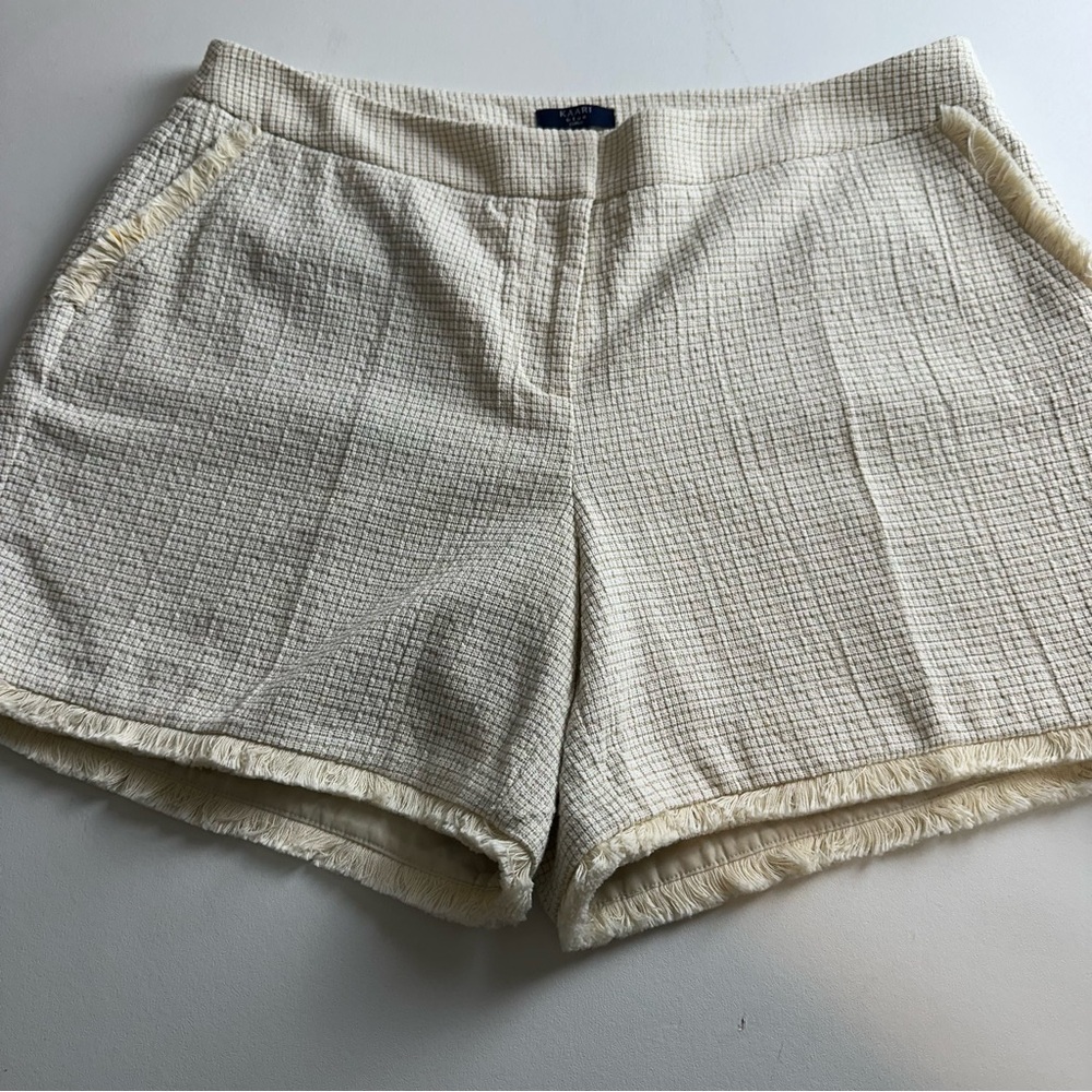 Karri Blue Curvy women’s size 14 W textured beige ivory fringed trim shorts